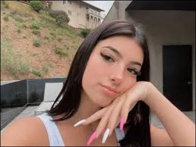 Quelle boisson boit-elle souvent dans ses TikTok ?