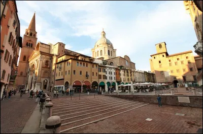 Vile italienne de 50 000 habitants, en Lombardie, située sur un petit affluent du Pô :