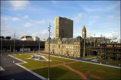 Ville anglaise du Yorkshire, située sur la Tees, près du littoral de la mer du nord, centre de la conurbation de 
600 000 habitants de Teesside :