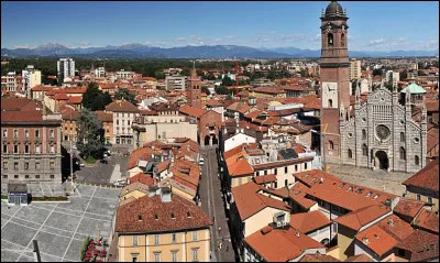Ville italienne de 120 000 habitants, en Lombardie, connue pour son centre historique et pour ses compétitions automobiles :