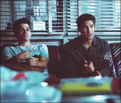 À qui les agents de police disent-ils cette phrase : 
"On ne veut pas se battre contre un retraité" ?