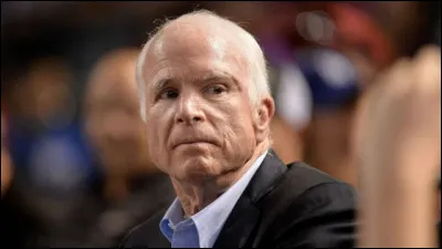 Politicien américain vétéran de la guerre du Viêt Nam ligoté, humilié et torturé. Après avoir survécu à ses blessures, aux humiliations, aux coups, aux tortures et à deux années de confinement solitaire il est décoré à son retour par le président Richard Nixon et sera sénateur des États-Unis de 1987 a 2018 la date à laquelle il décède.