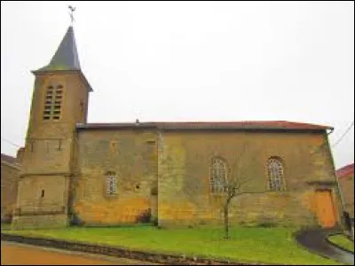 Nous sommes dans le Grand-Est devant l'église Saint-Pierre-et-Saint-Paul de Han-devant-Pierrepont. Village du Pays Haut, il se trouve dans le département ...