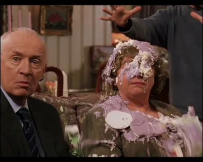 Qui les Dursley essayent-ils d'impressionner quand Dobby révèle à Harry qu'il a intercepté les lettres de ses amis ?