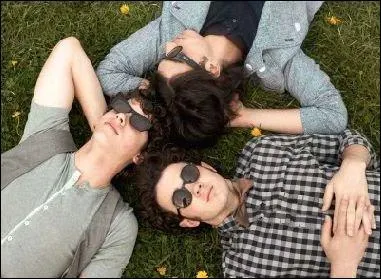 Comment s'appelle le groupe des Jonas Brothers dans le film (en version Anglaise ! ) ?