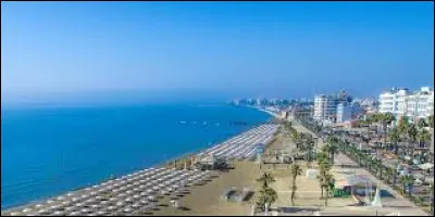 Larnaca est une ville située :
