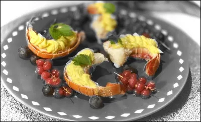 Mia sert de magnifiques queues de langoustes, le plus difficile est de réussir une mayonnaise bien dure, alors elle va suivre les conseils de Cactus ! Ne vous trompez pas !