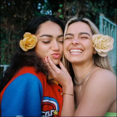 Qui sont les filles sur la photo ?