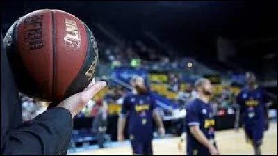 À 17 ans, dans quel club arrive Tony Parker ?