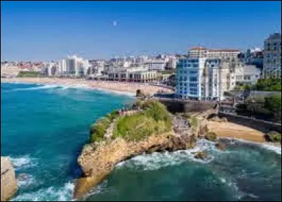 Dans quel département se situe la ville de Biarritz ?