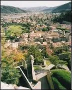 Sur la route Napoléon, ville fortifiée, de loin on voit déjà sa citadelle...