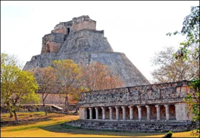 Quelle est cette cité antique maya de style Puuc, située dans l'État mexicain du Yucatan ?