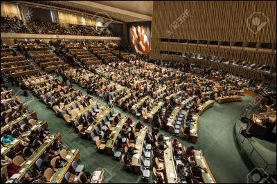 Quelle est l'instance, fondée en 1968, qui a pour but d'étudier l'activité de l'humanité à l'échelon mondial et qui s'alarme régulièrement de l'emballement de la croissance, des conséquences des progrès technologiques et du gaspillage
des ressources de la planète ?