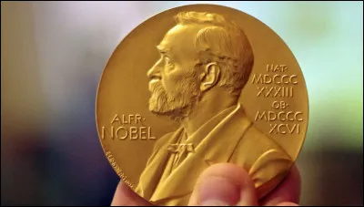 Le prix Nobel de la paix en 1999 a été décerné à...