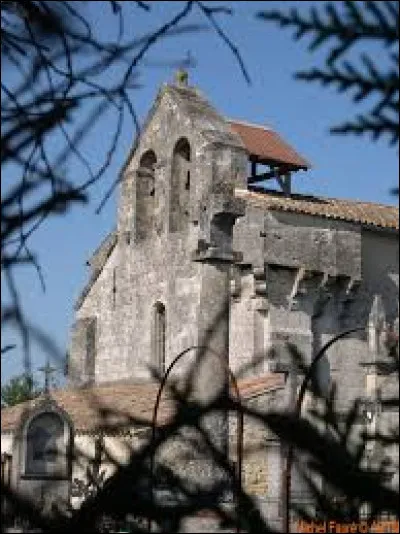 Nous sommes en Nouvelle-Aquitaine devant l'&eacute;glise templi&egrave;re de Marcenais. Commune de l'arrondissement de Blaye, elle se situe dans le d&eacute;partement ...