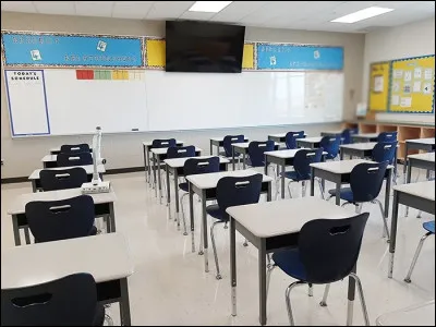 Deux salles de classe sont disponibles. 
Combien y a-t-il de chaises dans la première rangée ?