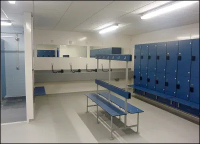 Pour permettre de se mettre en tenue adéquate, il faut se changer dans le...