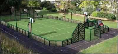 Sur ce terrain de sport, l'avantage est que l'on peut pratiquer plusieurs...