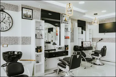 Un petit salon de coiffure est présent. 
Combien voyez-vous de lavabos ?