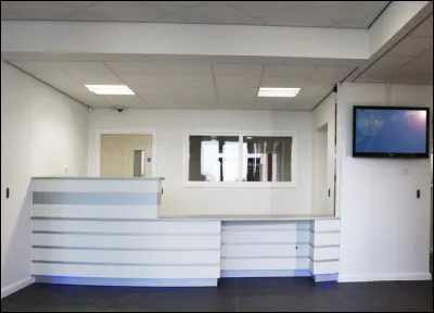 Visitons maintenant chaque partie. Dans cet espace, une personne est toujours présente afin de vous renseigner. Quelle est la couleur de l'écran de la télévision ?