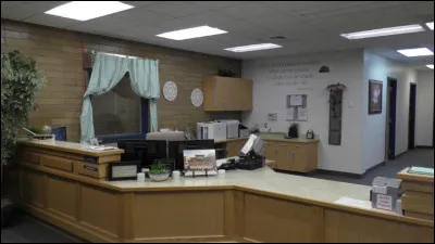 Après, l'administration est composée du bureau de la secrétaire de direction, du comptable, de la directrice de l'orphelinat, de l'assistante sociale et du directeur des RH. Mais que signifie le sigle "RH" ?