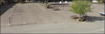 La cour centrale ressemble à ceci. 
Dans une école, comment appelle-t-on cela ?