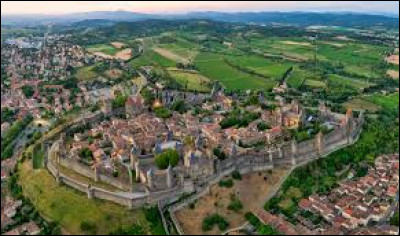 Carcassonne est la préfecture du département de...