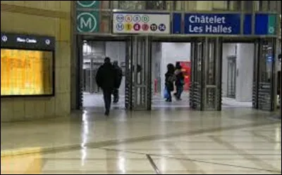 Desservant les lignes 1, 4, 7, 11 et 14, la station Châtelet fut ouverte le 6 août 1900. Tirant sa dénomination de sa proximité avec la place du même nom qui accueillait un édifice appelé le Grand Châtelet. Qu'abritait-il avant qu'il ne soit démoli sous Napoléon Ier en 1802 ?
