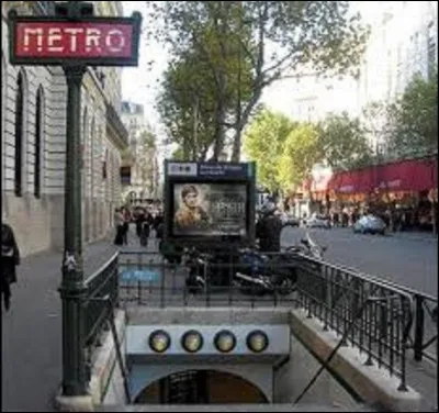 Trouvant son origine aux deux rues situées en sa surface, Chaussée d'Antin - La Fayette est une station desservant les lignes 7 et 9. La première fait référence à un hôtel particulier ayant appartenu au duc d'Antin, fils d'une favorite du roi Louis XIV. De ces trois maîtresses royales, laquelle est sa mère ?
