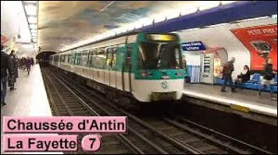 Restons un instant dans cette station. La seconde rend hommage à Gilbert du Mottier, marquis de la Fayette, qui fut l'un des héros de la guerre d'indépendance des États-Unis avant de prendre part à la Révolution française et d'être l'un des instigateurs de la Déclaration des droits de l'homme et du citoyen. Quel était son surnom ?