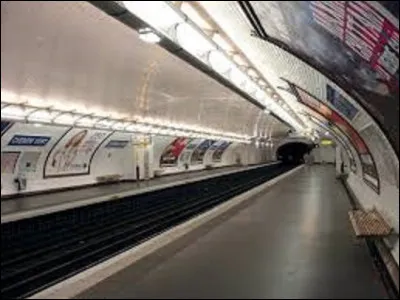 Située sur la ligne 8, Chemin Vert est une station qui fut ouverte le 5 mai 1931. Se trouvant à proximité de la rue du même nom, à quoi correspond la dénomination de cette artère ?