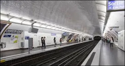Ouverte au public le 5 octobre 1942, la station Charenton - Écoles se situe sur la ligne 8. Devant son nom à la commune qu'elle dessert, Charenton-le-Pont. Dans quel département se situe cette commune ?