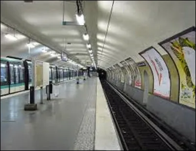 Château de Vincennes est une station de la ligne 1, située près de cette bâtisse royale. Quels sont les sièges historiques qu'abrite ce monument ?