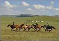 En Mongolie, quel animal l'homme chasse-t-il du haut de sa monture ?