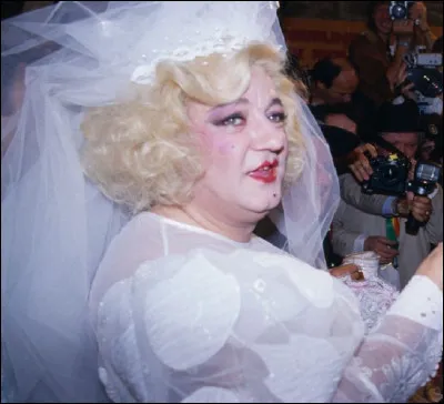Avec quel humoriste organise-t-il un gigantesque canular de mariage en 1985 ?