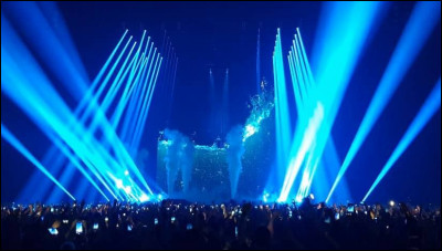 Quel chanteur a été blessé au visage lors de son concert ?