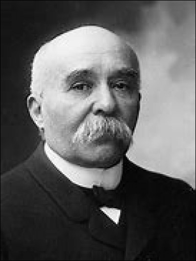En 1917, pour son attitude conquérante face à l'ennemi, quel surnom donne-t-on à Georges Clemenceau ?