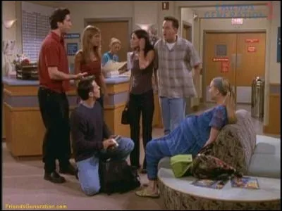 Lors de l'accouchement de Phoebe, Joey affirme qu'il peut rendre n'importe quelle phrase cochonne. Quel exemple donne-t-il ?