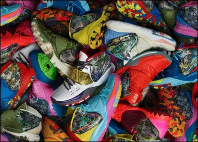 Laquelle de ces paires de Kyrie n'a pas de flytrap ?