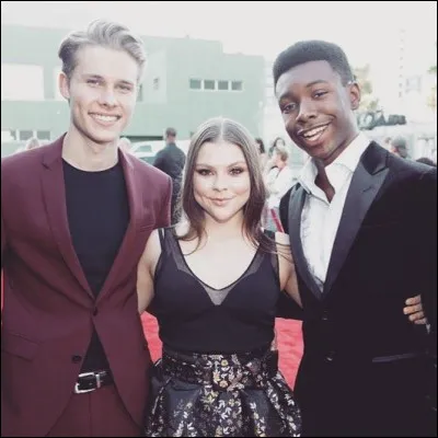 Nous sommes les acteurs qui interprètent les Big Three à l'âge de l'adolescence et jeunes adultes, nous nous appelons ....