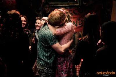 À quoi Ginny fait-elle allusion quand Ron et Lavande s'embrassent ?