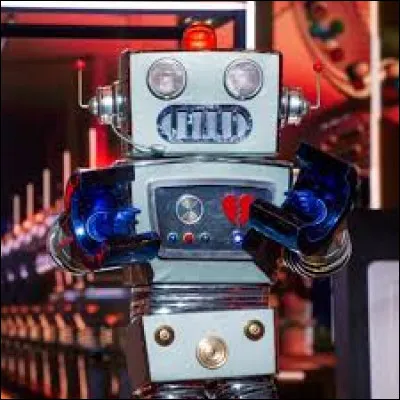 Qui se cachait sous le robot, onzième démasqué ?