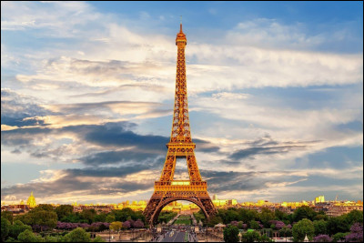 La Tour Eiffel est une tour créée en deux ans par Gustave Eiffel pour l'exposition universelle de Paris en 1889. À quelles coordonnées se trouve-t-elle ?