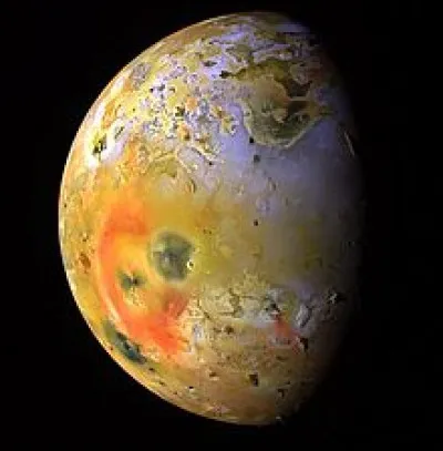 Io est une lune volcanique de Saturne.