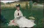 L'ombrelle verte ( Madame Pontillon assise dans l'herbe) , 1873