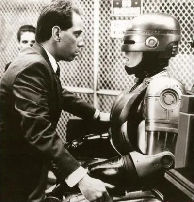 Qui est Bob Morton par rapport à Robocop ?