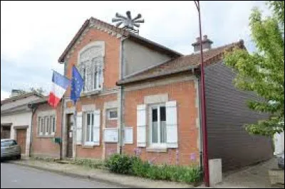 Nous sommes dans le Grand-Est, à Laneuville-au-Pont. Village de l'arrondissement de Saint-Dizier, il se situe dans le département ...