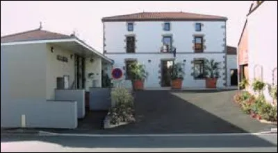 Nous sommes à présent à Montournais, village du Haut-Bocage Vendéen situé en région ...