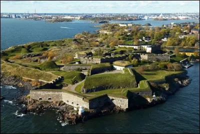 Dans quel pays se trouve la forteresse de Suomenlinna, construite sur une île, classée au patrimoine mondial par l'UNESCO ?