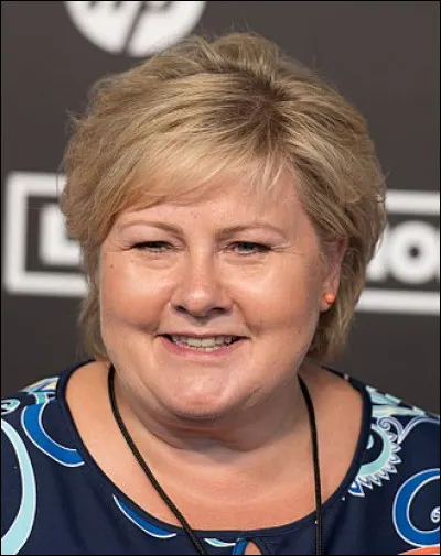 C'est une monarchie constitutionnelle dont le roi est Harald V et la première ministre Erna Solberg :